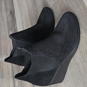 NWT Crocs Leigh Wedge Chelsea Boots Black Suede Look Comfort Ankle Booties